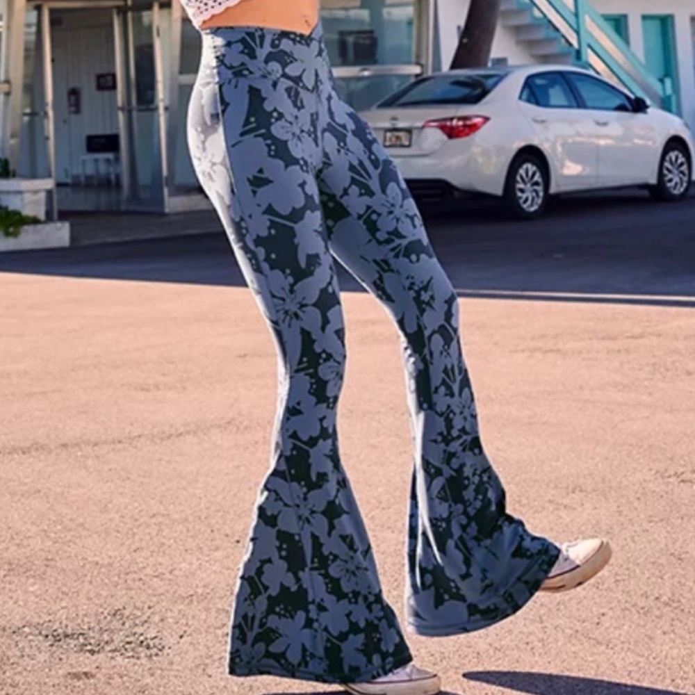 AERIE offline crossover flare leggings